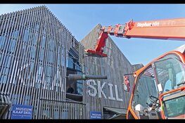 Kanon door voorgevel Museum Kaap Skil