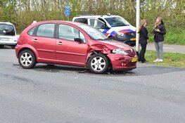 Twee auto&#39;s botsen op Texel