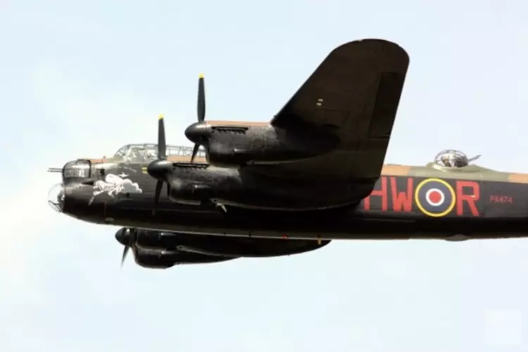 Fly by door Lancaster op woensdag 4 mei