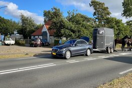 Ongeval met paardentrailer in Den Hoorn, paarden en bestuurders ongedeerd