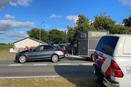 Ongeval met paardentrailer in Den Hoorn, paarden en bestuurders ongedeerd