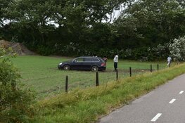 Duitse automobilist rijdt weiland in op Texel