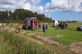 Brandweer redt op hol geslagen paarden uit sloot