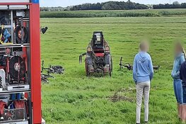 Brandweer redt op hol geslagen paarden uit sloot