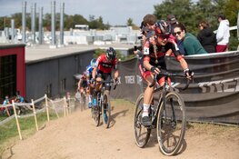 Denise Betsema vierde tijdens eerste wereldbeker-westrijd, Van Empel wint
