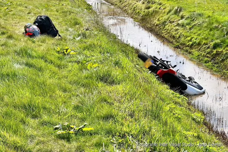 Motorrijder rijdt sloot in op Texel