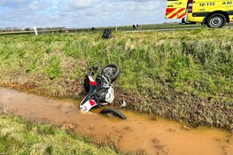 Motorrijder rijdt sloot in op Texel