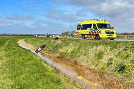Motorrijder rijdt sloot in op Texel