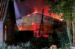 Grote brand legt loods in de as in Oosterend