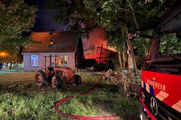 Grote brand legt loods in de as in Oosterend