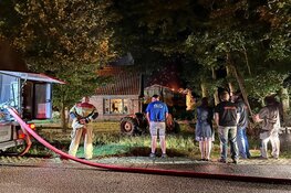 Grote brand legt loods in de as in Oosterend