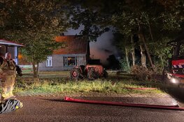 Grote brand legt loods in de as in Oosterend