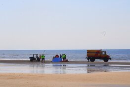 Twee personen uit water gehaald, traumahelikopter landt op strand De Koog
