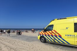 Twee personen uit water gehaald, traumahelikopter landt op strand De Koog