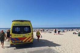 Twee personen uit water gehaald, traumahelikopter landt op strand De Koog