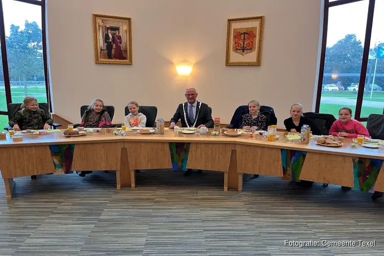 Burgemeester Van der Zwaag en leerlingen van de Jozefschool samen aan het ontbijt