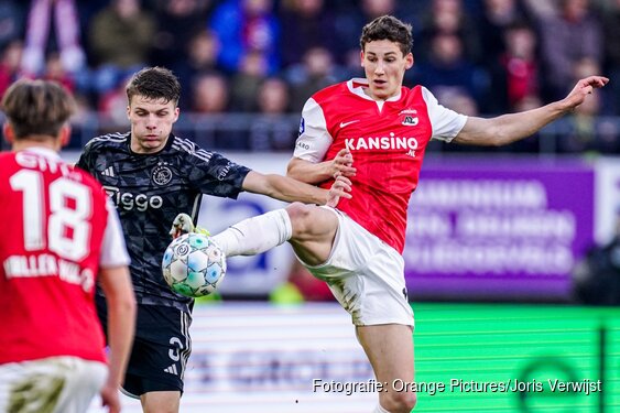 Van Bommel schiet AZ langs Ajax