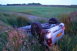 Auto op de kop in sloot, bestuurder onder invloed