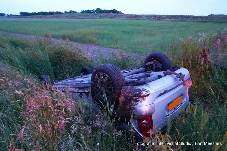 Auto op de kop in sloot, bestuurder onder invloed