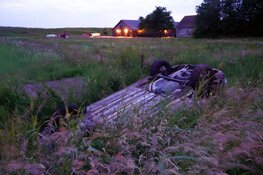 Auto op de kop in sloot, bestuurder onder invloed