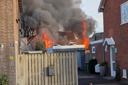 Uitslaande schuurbrand in De Koog, flinke rookontwikkeling boven woonwijk