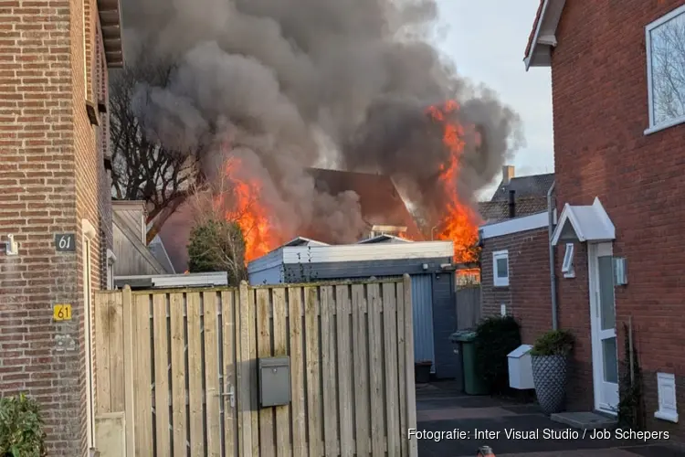 Uitslaande schuurbrand in De Koog, flinke rookontwikkeling boven woonwijk