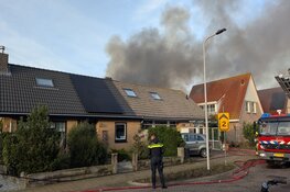 Uitslaande schuurbrand in De Koog, flinke rookontwikkeling boven woonwijk