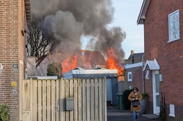 Uitslaande schuurbrand in De Koog, flinke rookontwikkeling boven woonwijk