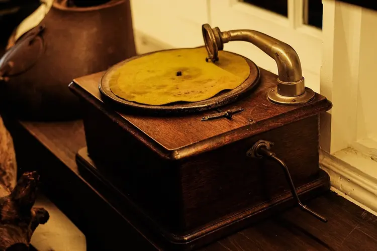 De geschiedenis van de platenspeler: van fonograaf tot vinyl revival