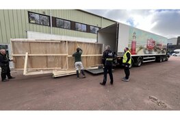 Texelse Bierbrouwerij krijgt schilderij van Museum Kaap Skil in bruikleen