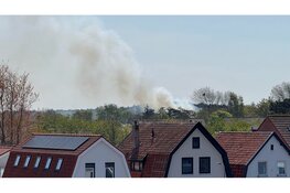 Fikse brand in bossen op Texel, rookwolken in wijde omgeving te zien