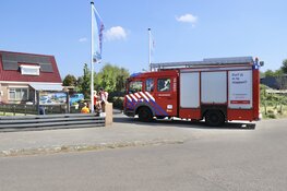 Auto lekt gas op Camping in De Koog op Texel, brandweer ontruimt chalets