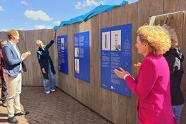 Burgemeester onthult informatieborden bij vuurtoren