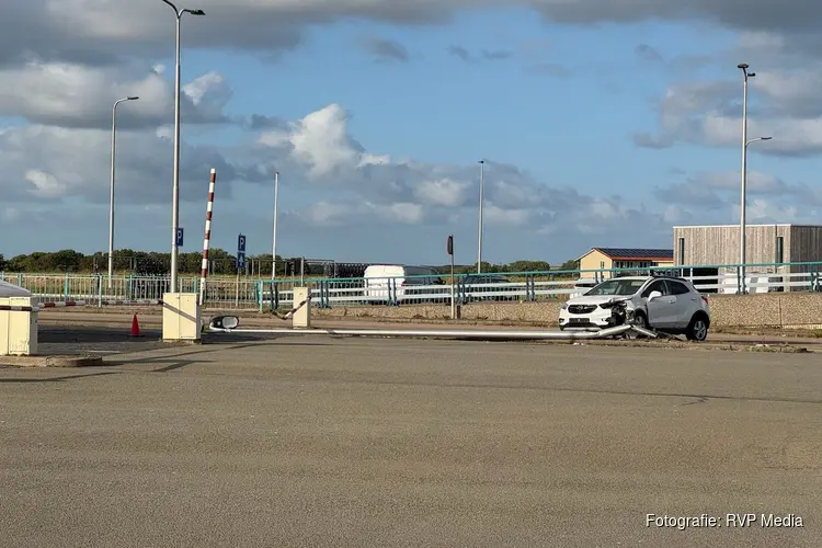 Auto botst op lantaarnpaal en slagboom bij TESO-haven: flinke schade