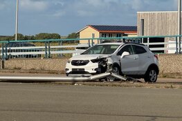 Auto botst op lantaarnpaal en slagboom bij TESO-haven: flinke schade