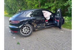 Dure Porsche botst tegen boom op Texel