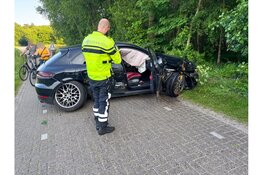 Dure Porsche botst tegen boom op Texel