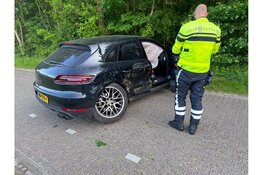 Dure Porsche botst tegen boom op Texel
