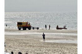 Catamaran in problemen voor kust De Koog