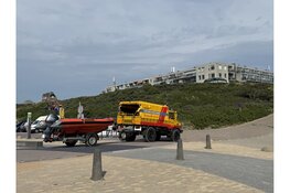 Catamaran in problemen voor kust De Koog