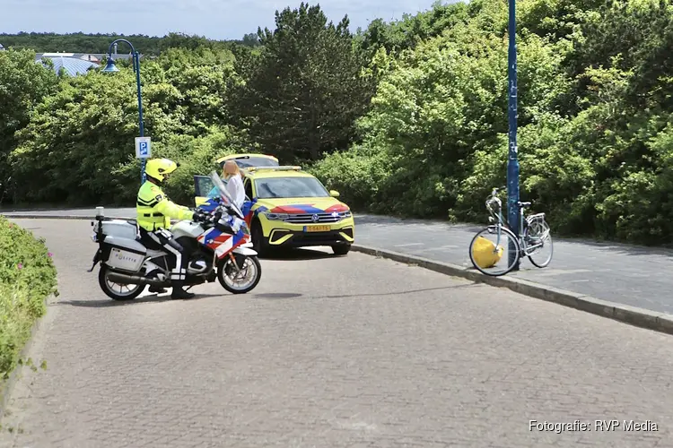 Fietster maakt koprol na afwaaien pet op Badweg in De Koog