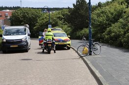 Fietster maakt koprol na afwaaien pet op Badweg in De Koog