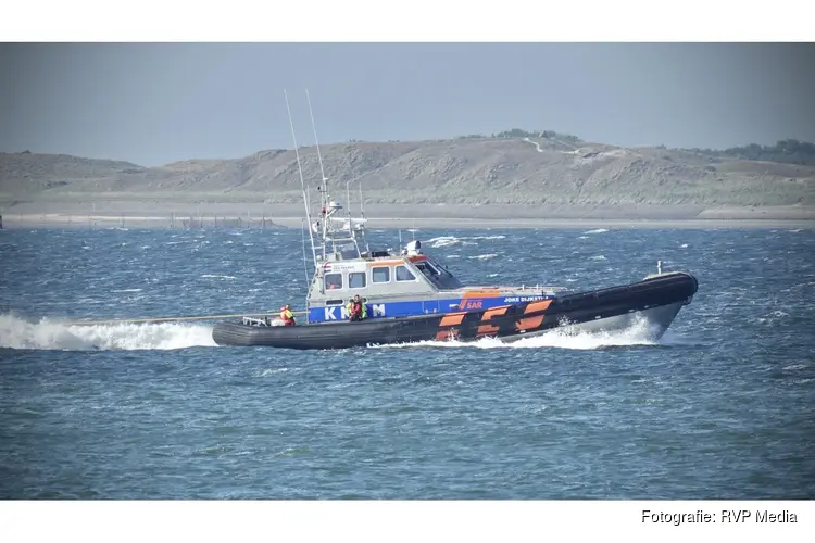 Vaartuig Kustwacht in problemen op Noordzee, reddingboten en helikopter ingeschakeld