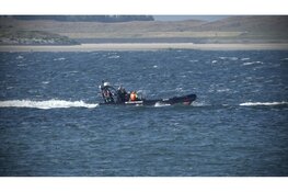 Vaartuig Kustwacht in problemen op Noordzee, reddingboten en helikopter ingeschakeld