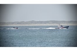 Vaartuig Kustwacht in problemen op Noordzee, reddingboten en helikopter ingeschakeld