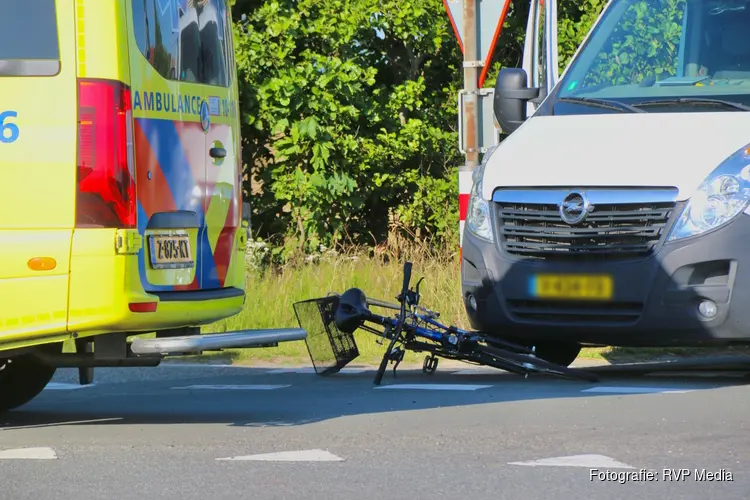 Aanrijding tussen bedrijfsbus en fietser op Pontweg
