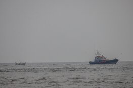 Zeiljacht zonder mast- en motor voorstuwing in de problemen op Waddenzee