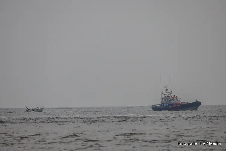 Zeiljacht zonder mast- en motor voorstuwing in de problemen op Waddenzee