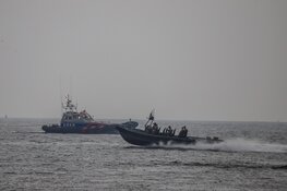 Zeiljacht zonder mast- en motor voorstuwing in de problemen op Waddenzee