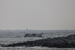 Zeiljacht zonder mast- en motor voorstuwing in de problemen op Waddenzee